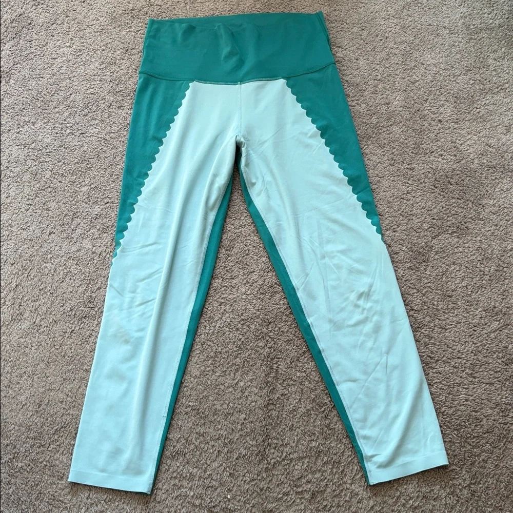 aerie scallop detail